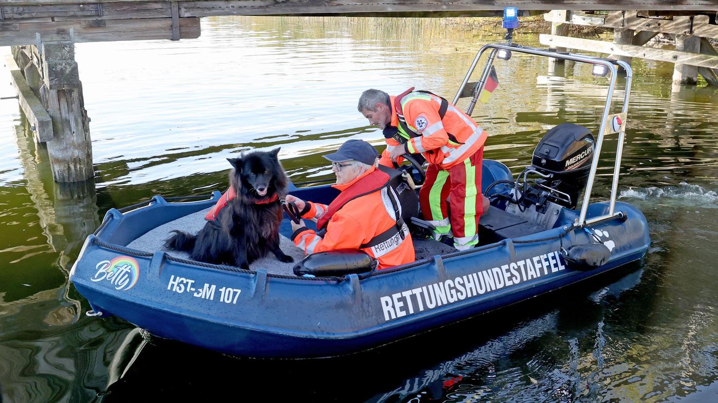 Leichenhunde schlagen bei Suche auf See am Rand von Güstrow an