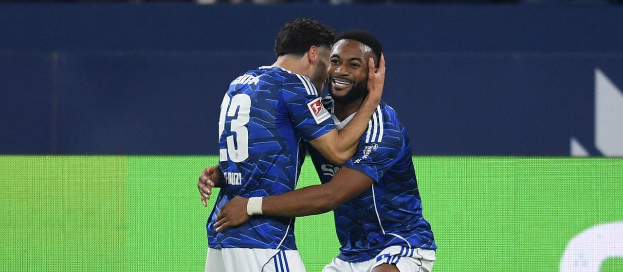 Schalkes Moussa Sylla bejubelt seinen Treffer gemeinsam mit Teamkollege Soufiane El-Faouzi | IMAGO/Revierfoto Schalkes Moussa Sylla bejubelt seinen Treffer gemeinsam mit Teamkollege Soufiane El-Faouzi