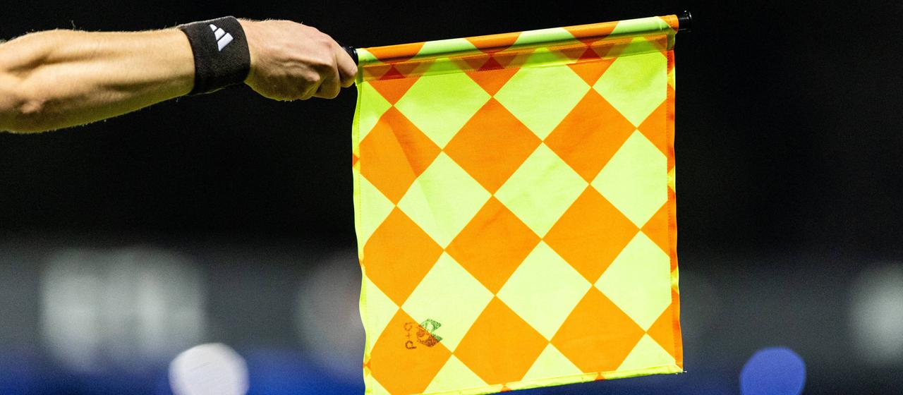 Linienrichter mit der Flagge im Hand