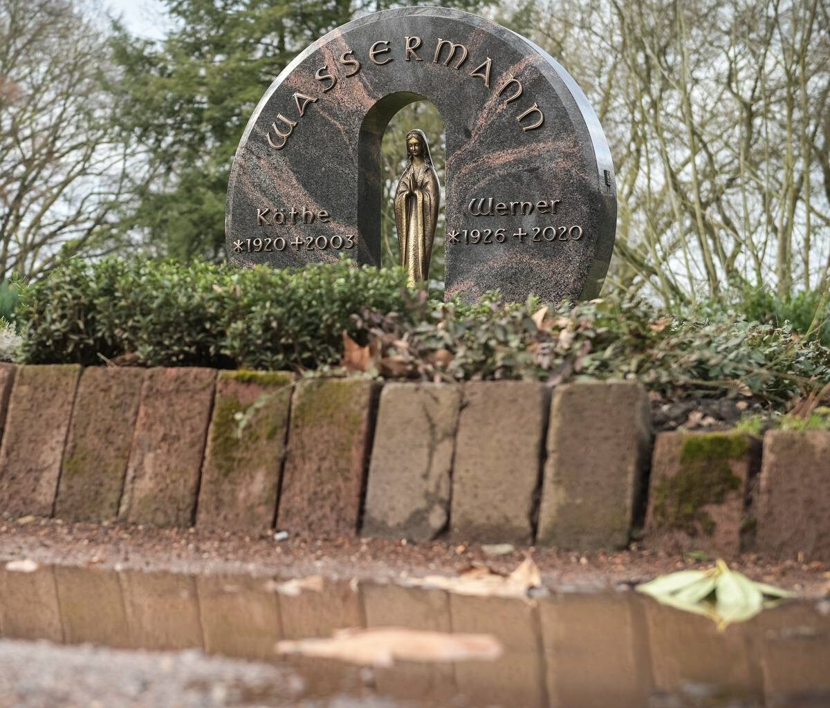 Statue auf Friedhof in Essen geklaut - Wer hat was gesehen?