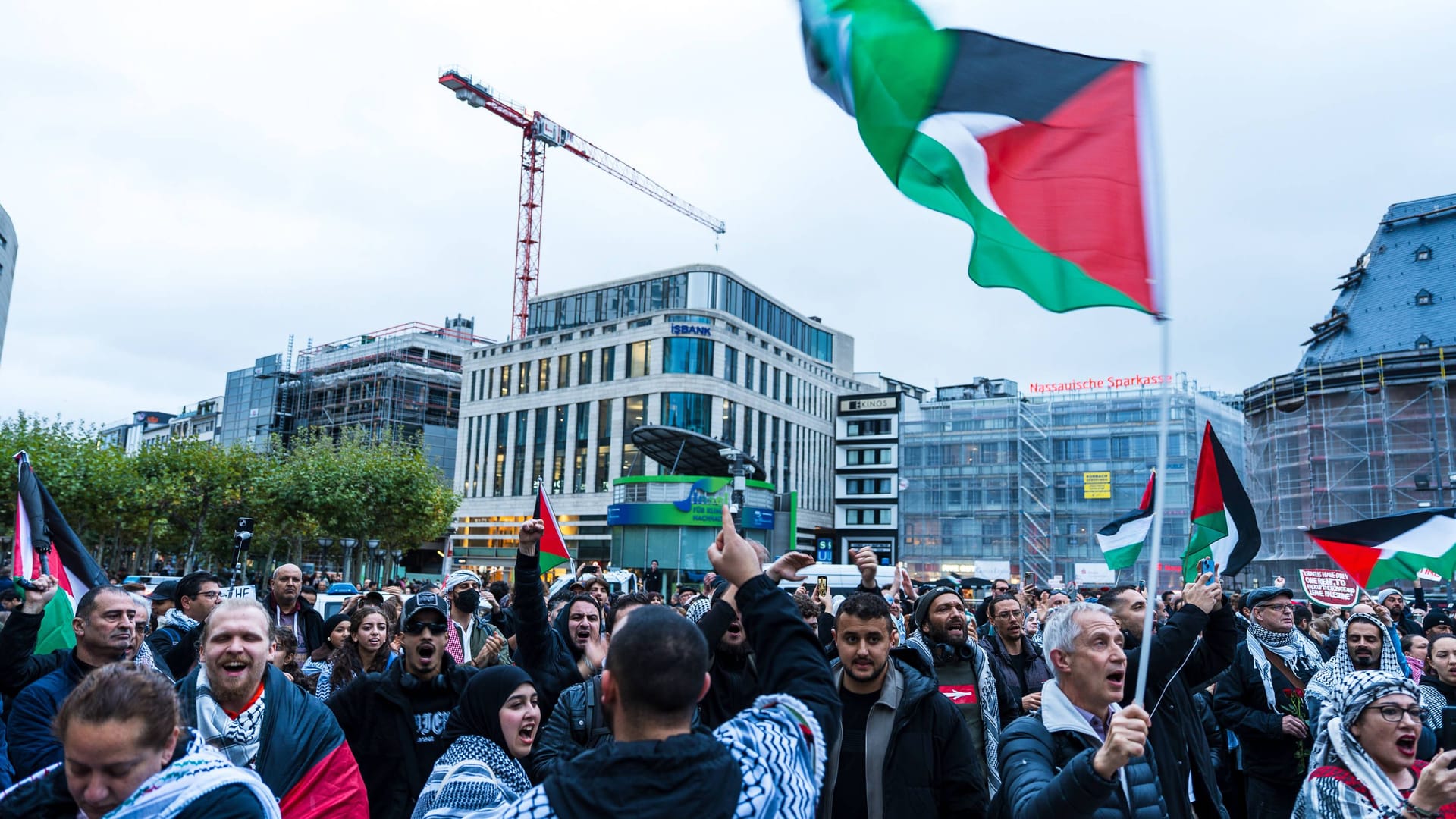 Teilnehmer der Pro-Palästina-Demo in Frankfurt: Vor Ort kam es zu Gegenprotesten.