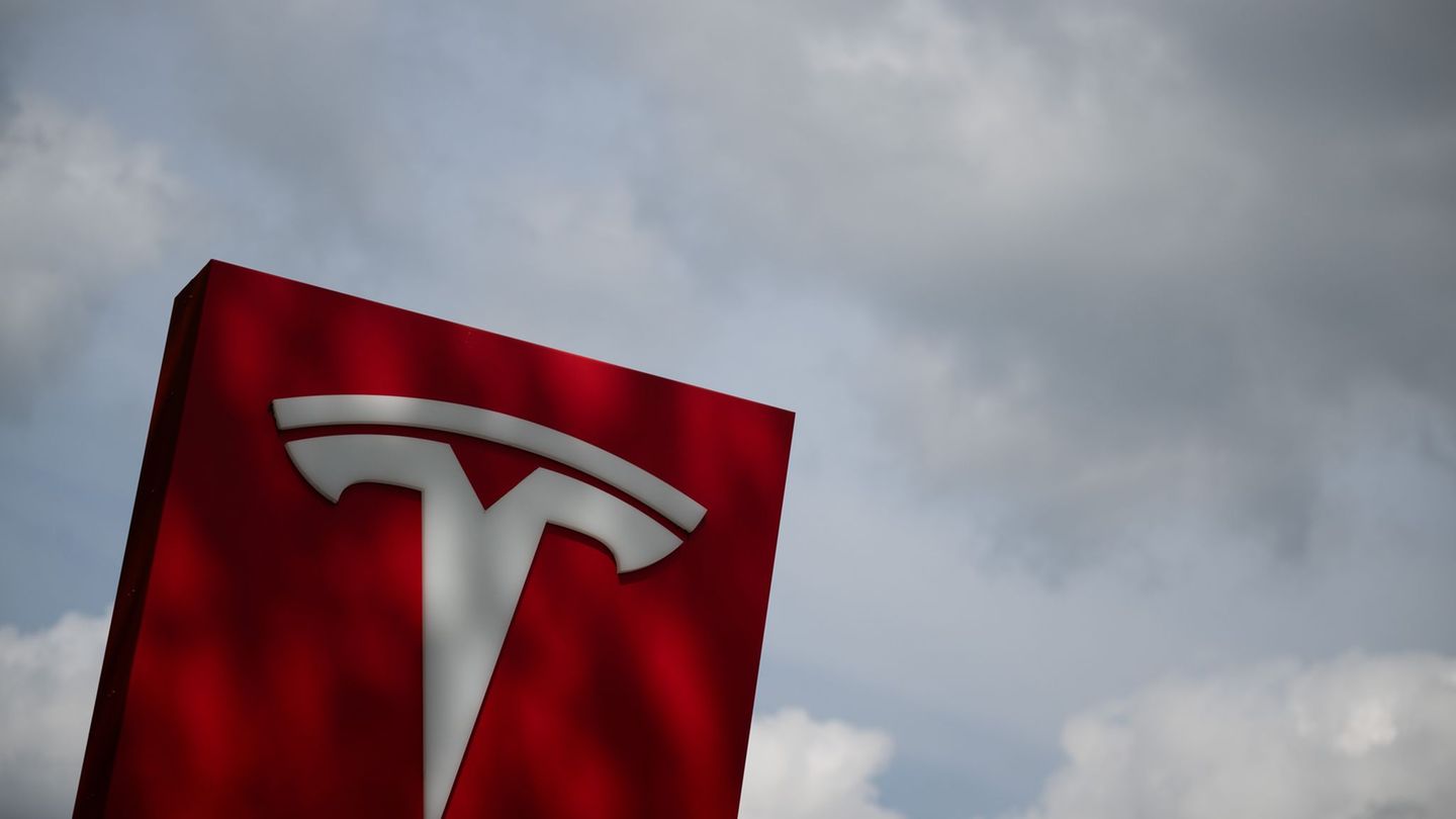 US-Aufseher untersuchen Teslas "Autopilot"-Software schon lange. (Archivbild) Foto: Sebastian Gollnow/dpa