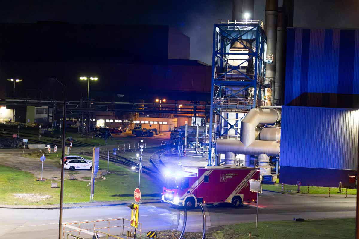 Brand bei ThyssenKrupp in Duisburg - Anwohner erhalten Warnung