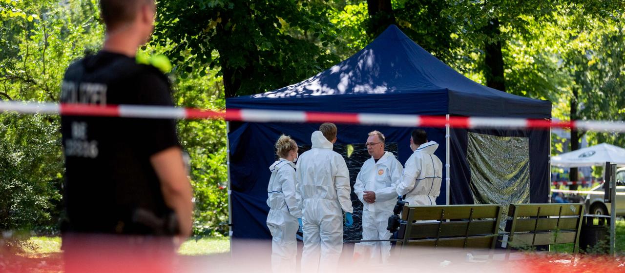 Ermittler am Tatort im Tiergarten | AFP Ermittler am Tatort im Tiergarten