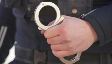 Geschlagen und unsittlich berührt? Frau kratzt Bahn-Mitarbeiter und erhebt falsche Anschuldigungen
