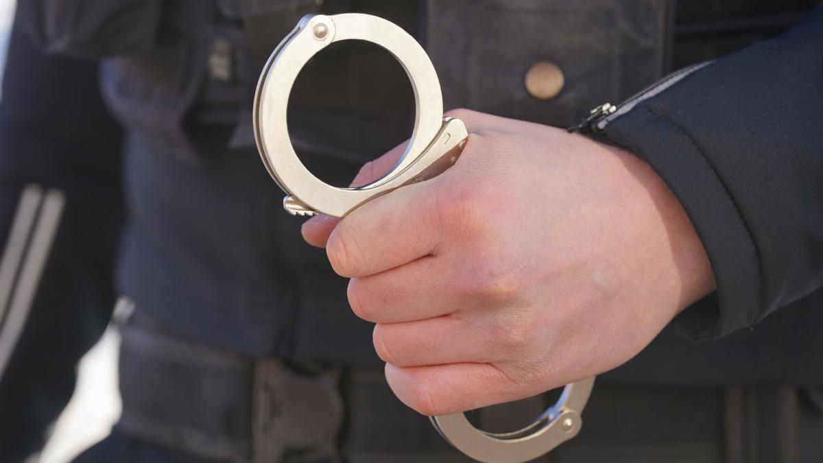 Geschlagen und unsittlich berührt? Frau kratzt Bahn-Mitarbeiter und erhebt falsche Anschuldigungen