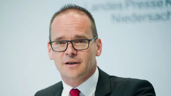 Grant Hendrik Tonne (SPD) spricht bei einer Pressekonferenz in der Landespressekonferenz Niedersachsen.