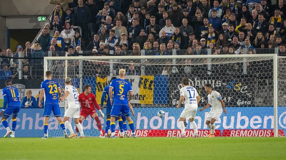 Regionaliga: Carl Zeiss Jena erobert gegen Lok Leipzig die Tabellenspitze