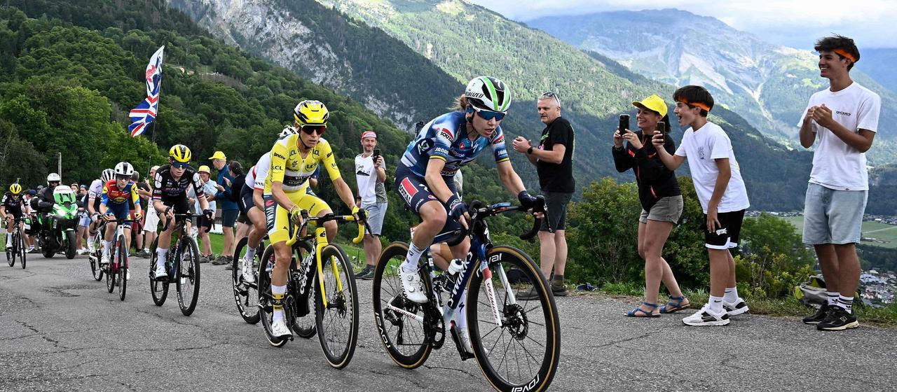 Pauline Ferrand-Prevot im Gelben Trikot bei der 9. Etappe der Tour de France Femmes 2025. | AFP Pauline Ferrand-Prevot im Gelben Trikot bei der 9. Etappe der Tour de France Femmes 2025