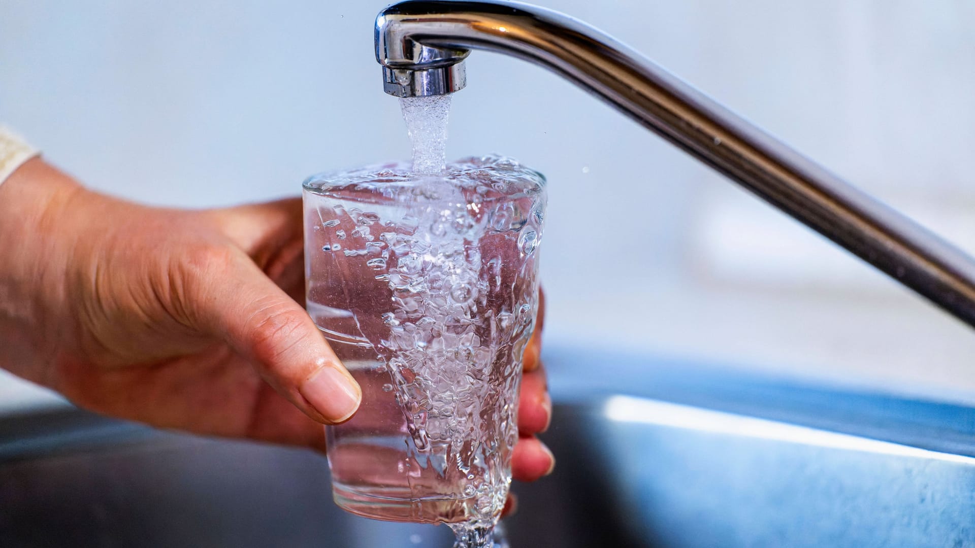 Trinkwasser läuft aus dem Wasserhahn (Symbolbild): In vielen Bereichen in Braunschweig ist das Grundwasser zu sehr mit Nitrat belastet. Trinkwasser läuft aus dem Wasserhahn (Symbolbild): In vielen Bereichen in Braunschweig ist das Grundwasser zu sehr mit Nitrat belastet.