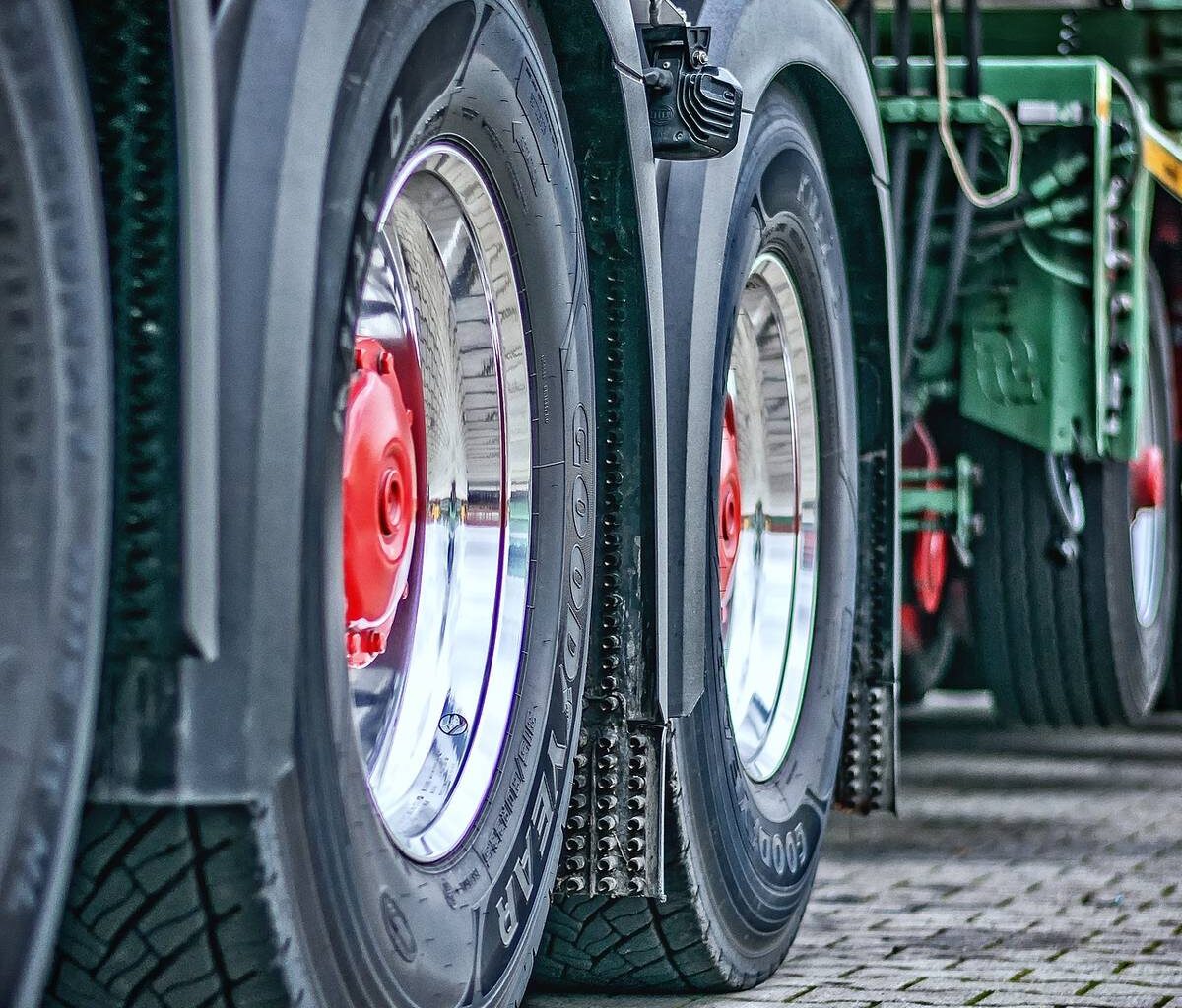 Nach einer Woche: gestrandeter Schwerlasttransporter am Ziel