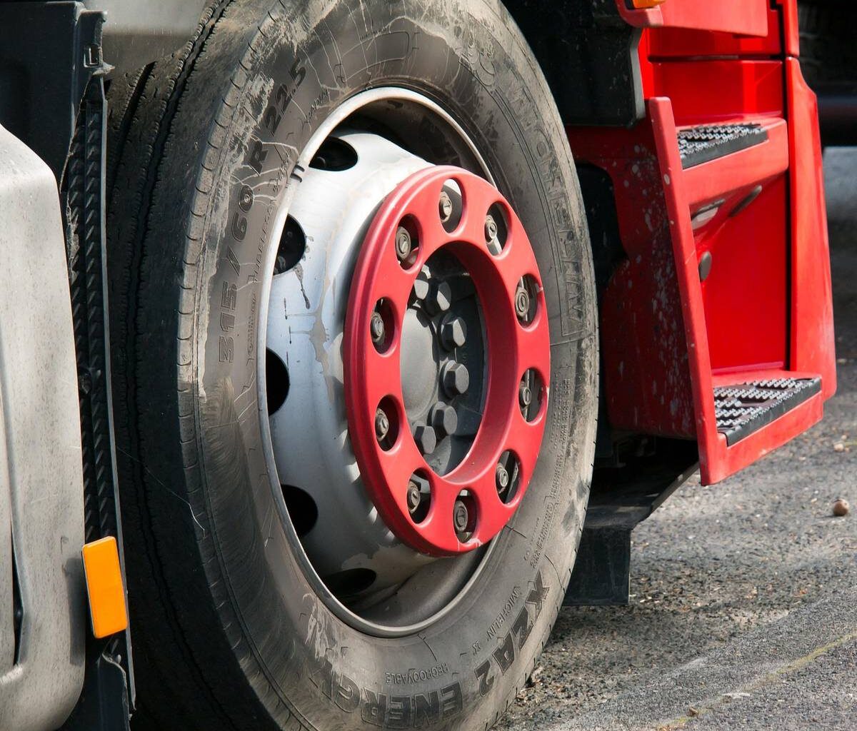 Bonn-Ramersdorf: LKW kracht gegen Autobahnbrücke der A59