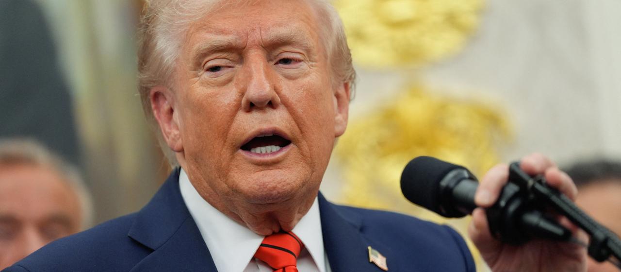 Donald Trump spricht in ein Mikrofon. | REUTERS Donald Trump spricht in ein Mikrofon.