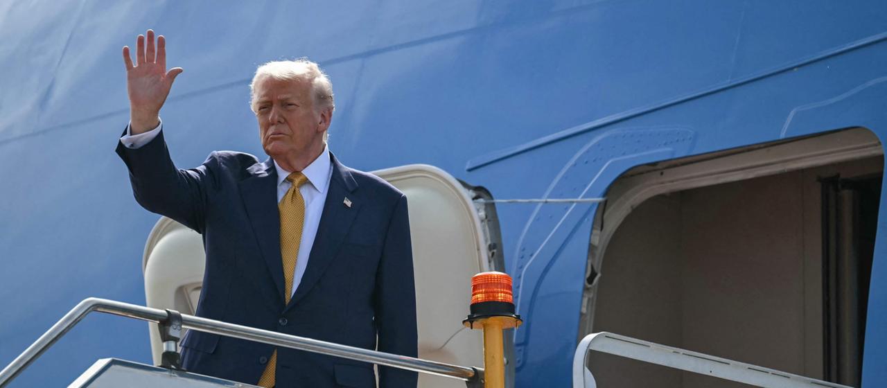 Donald Trump winkt bevor er in das US-Regierungsflugzeug Air Force One steigt. | AFP Donald Trump winkt bevor er in das US-Regierungsflugzeug Air Force One steigt.