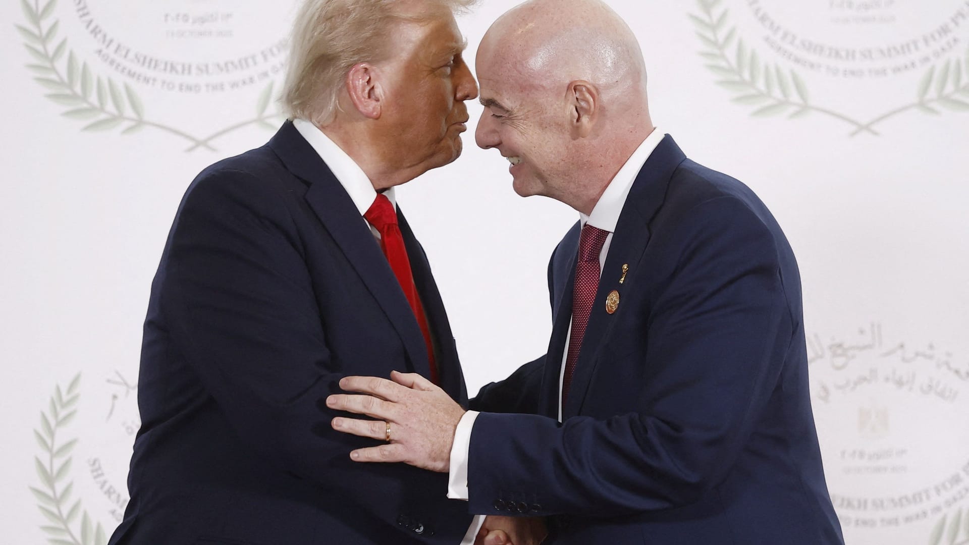 Trump lud seinen Freund Infantino (r.) auch zum Friedensgipfel im ägyptischen Sharm El Sheikh ein. Beobachter fragten sich, was ein Fußballpräsident dort zu suchen hatte.
