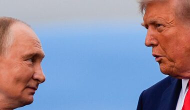 Donald Trump und Wladimir Putin blicken sich gegenseiting an.