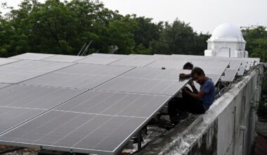 Montage von Solarpanelen im indischen Neu-Delhi – Trump wird Solarenergie in den USA bremsen
