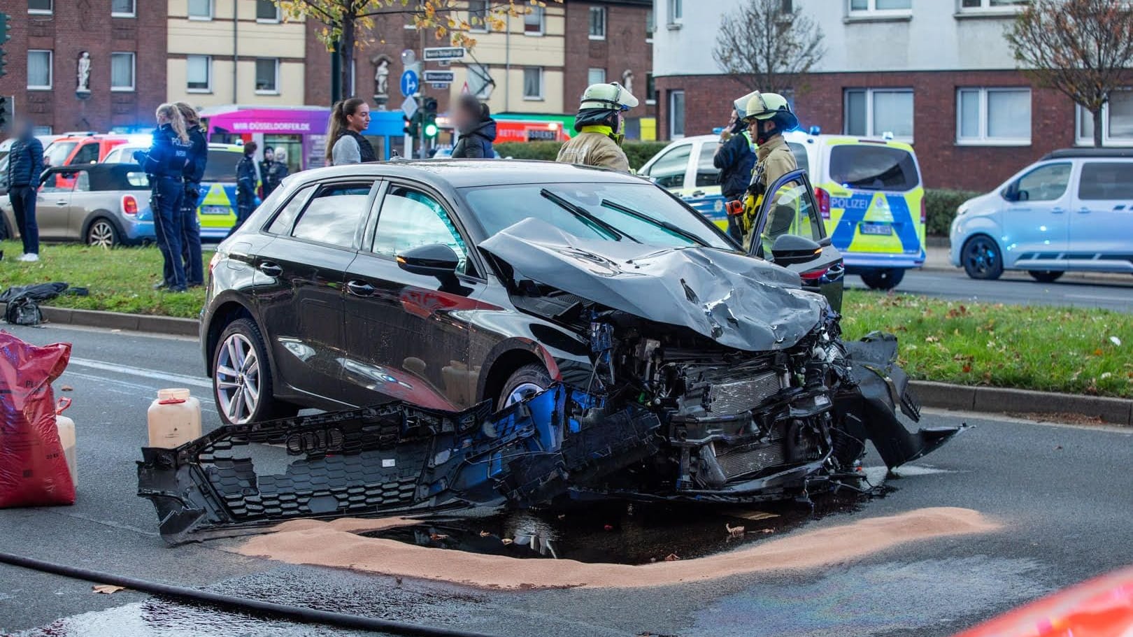 Unfall in Düsseldorf: Der Wagen wurde bei dem Zusammenstoß stark beschädigt. Unfall in Düsseldorf: Der Wagen wurde bei dem Zusammenstoß stark beschädigt.