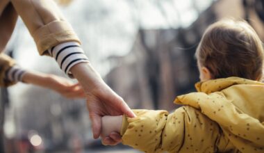 18-Jähriger entreißt mutmaßlich Kleinkind und rennt davon
