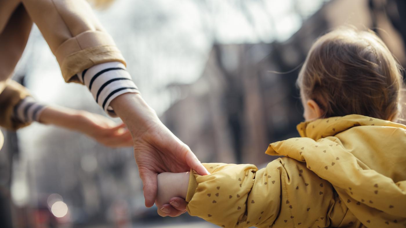 18-Jähriger entreißt mutmaßlich Kleinkind und rennt davon