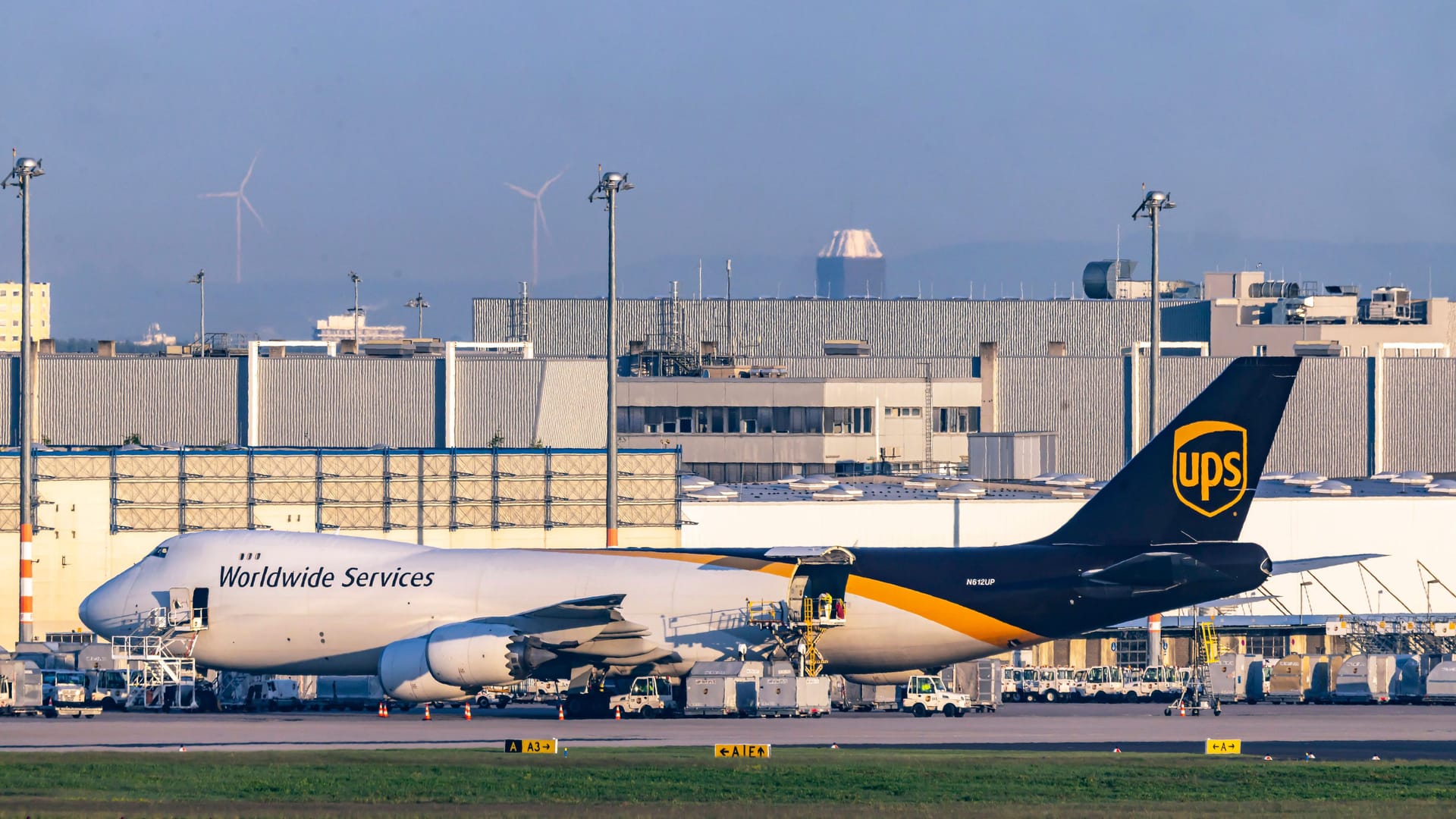 UPS-Maschine am Flughafen Köln/Bonn (Archivfoto): Kam es hier bei einem Landeanflug zu einem brisanten Zwischenfall?