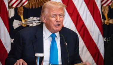 US-Präsident Donald Trump spricht im Weißen Haus zum Thema "Making Health Technology Great Again". Er sitzt an einem Schreibtisch, hinter ihm die Flagge der Vereinigten Staaten von Amerika.