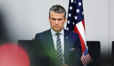US-Verteidigungsminister Pete Hegseth spricht bei einem Treffen der Ukraine-Verteidigungskontaktgruppe im NATO-Hauptquartier in Brüssel.