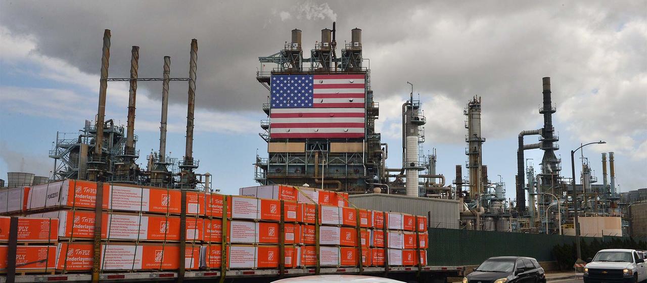 Eine Amerikanische Flagge an einer Ölraffinerie in Kalifornien.