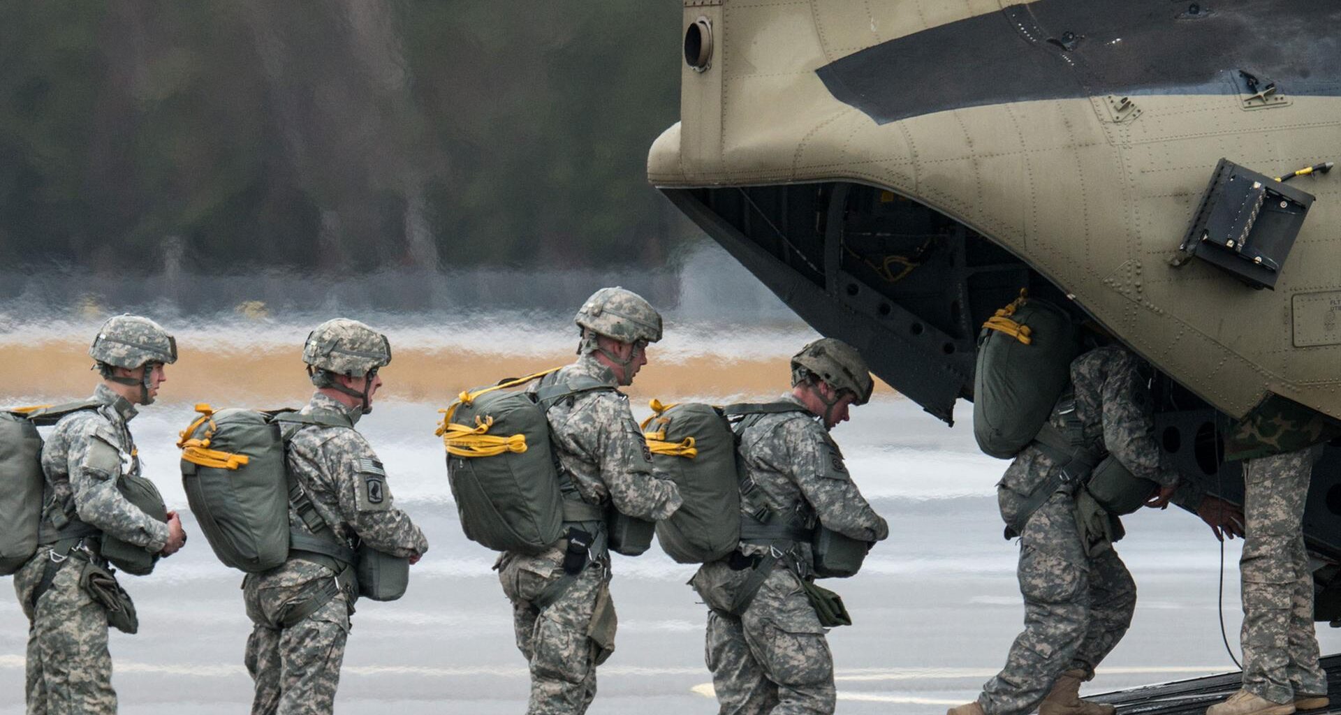 Soldaten der US-Armee steigen in einen Transporthubschrauber.