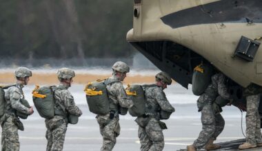 Soldaten der US-Armee steigen in einen Transporthubschrauber.