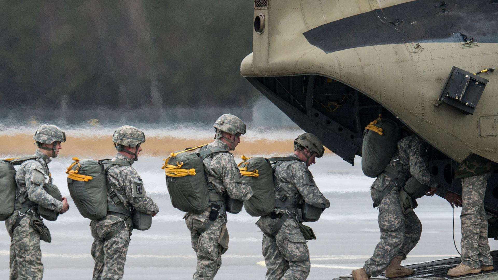Soldaten der US-Armee steigen auf dem Truppenübungsplatz Grafenwöhr (Bayern) in einen Transporthubschrauber. Soldaten der US-Armee steigen auf dem Truppenübungsplatz Grafenwöhr (Bayern) in einen Transporthubschrauber.