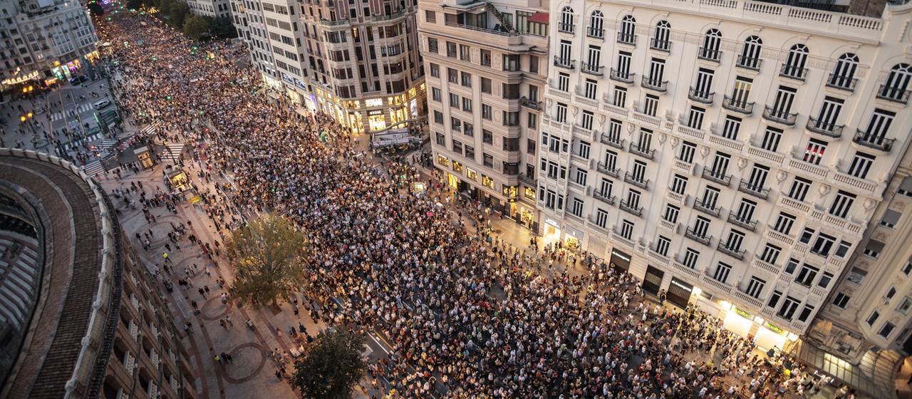 Menschen protestieren in Valencia, Spanien.