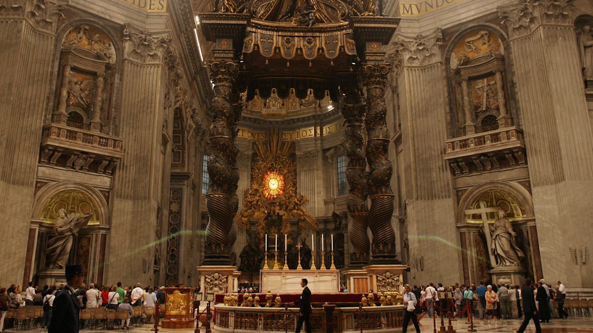 Vatikan: Papst Leo schockiert – Mann lässt im Petersdom die Hosen herunter und uriniert in Altar
