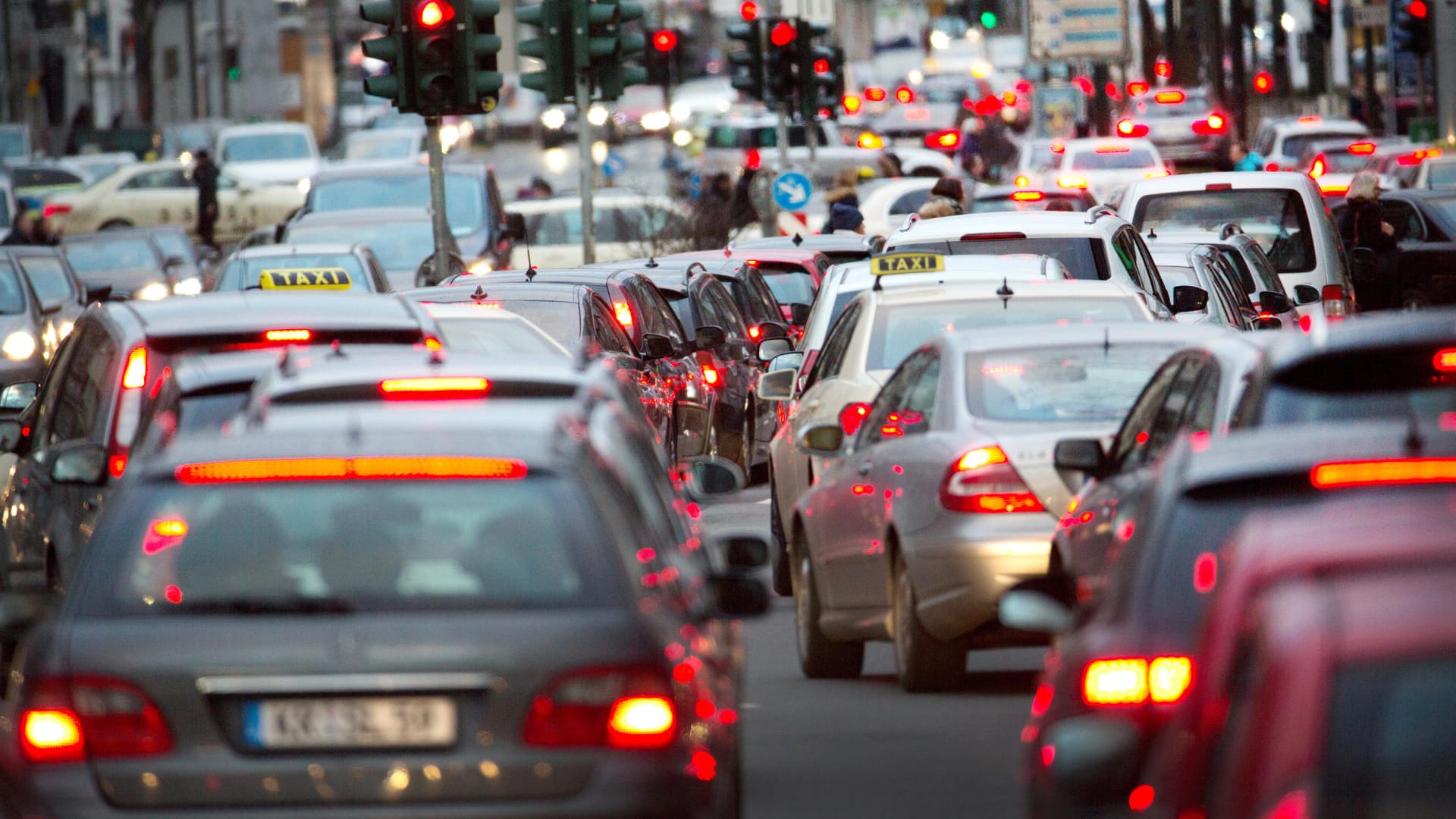 Verkehr in Düsseldorf: Autos stauen sich in der Nähe des Hauptbahnhofs. Das Bundesverwaltungsgericht verhandelt am 22. Februar 2018 über Diesel-Fahrverbote. Verkehr in Düsseldorf: Autos stauen sich in der Nähe des Hauptbahnhofs. Das Bundesverwaltungsgericht verhandelt am 22. Februar 2018 über Diesel-Fahrverbote.