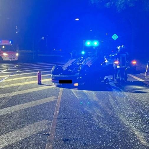 Verkehrsunfall in Bochum-Harpen - Fahrzeug überschlägt sich