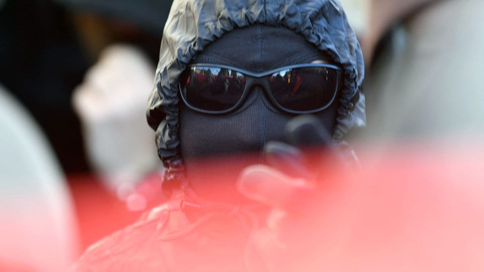 Vermummte werfen Scheiben in Leipzig-Plagwitz ein