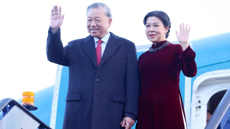 Generalsekretär To Lam und seine Frau treffen in London ein und beginnen damit ihren offiziellen Besuch im Vereinigten Königreich von Großbritannien und Nordirland. (Foto: THONG NHAT/VNA)