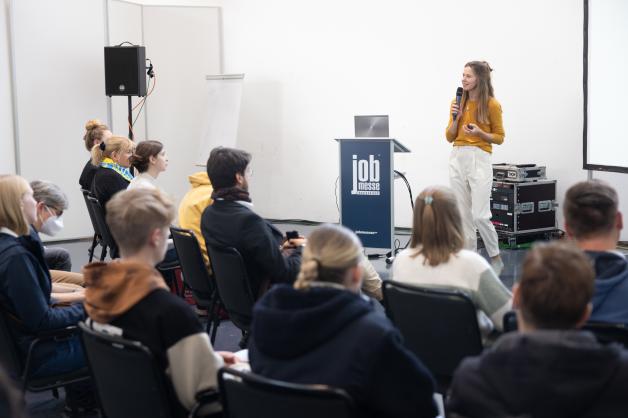 Die Vorträge und Workshops bieten wertvolle Informationen für den beruflichen und persönlichen Werdegang. Die Vorträge und Workshops bieten wertvolle Informationen für den beruflichen und persönlichen Werdegang.