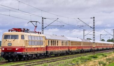 Historischer Intercity fährt in der Weihnachtszeit von Duisburg in den Harz