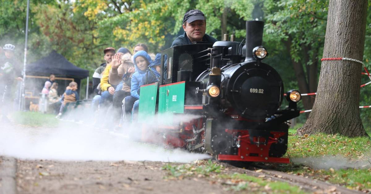 Letzte Runde der Dampfbahn Leverkusen durch den Stadtpark