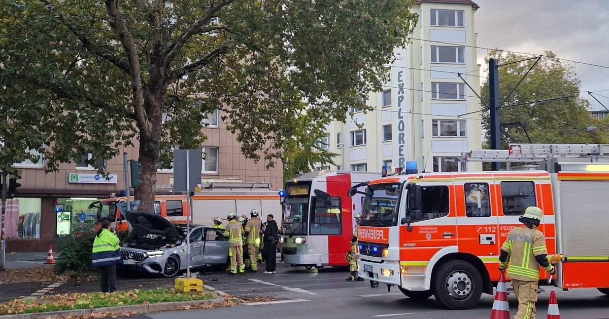 Unfall mit Straßenbahn und Auto in Düsseldorf