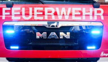 Gartenlaube in Mönchengladbach brennt und wird von Feuerwehr aufgebrochen
