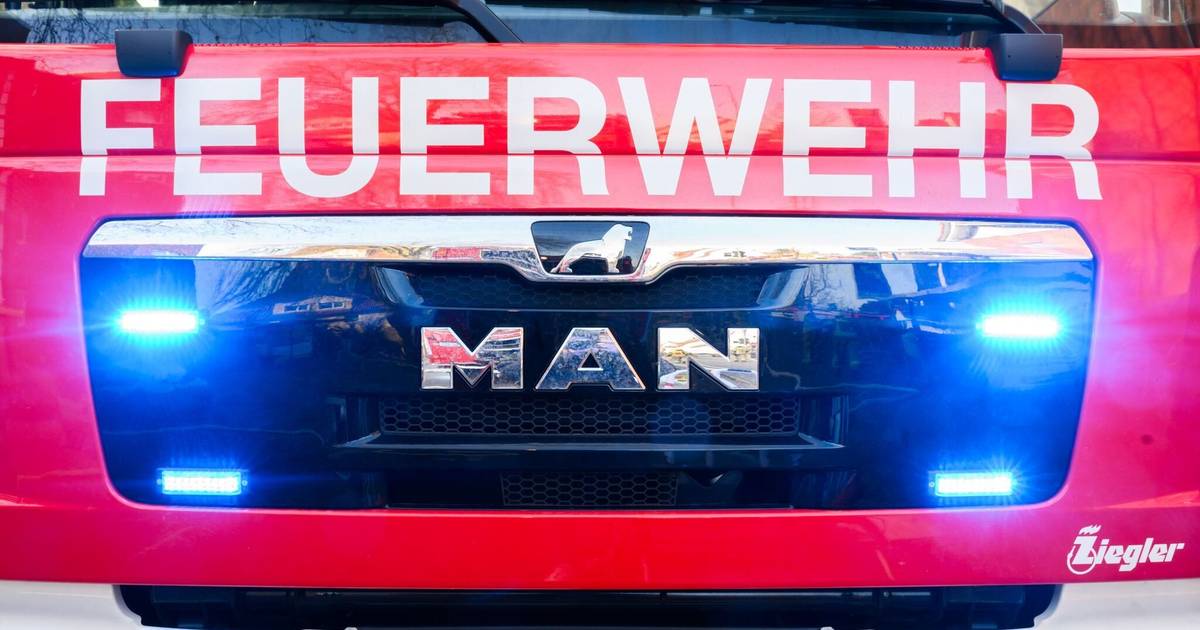 Gartenlaube in Mönchengladbach brennt und wird von Feuerwehr aufgebrochen
