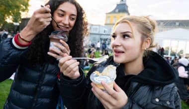 Pudding mit Gabel essen am 10. Oktober
