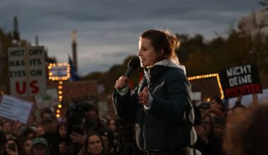 "Wir sind die Töchter" - Tausende protestieren vor CDU-Zentrale