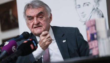 Herbert Reul stellt Buch in Düsseldorf vor über Clans in NRW
