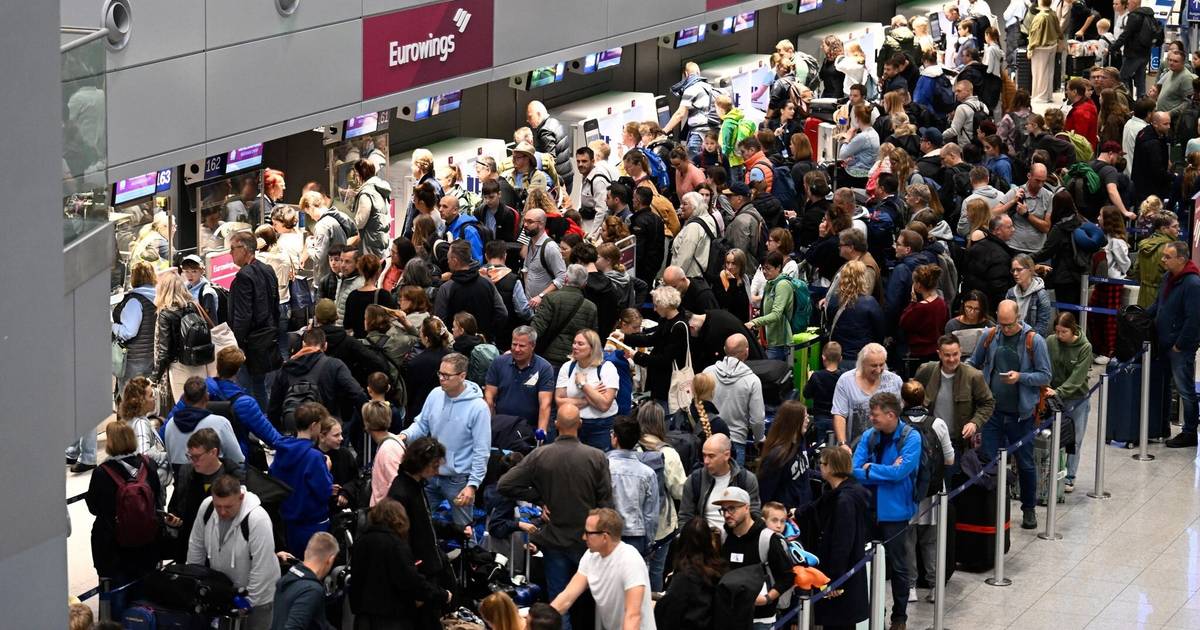 Flughafen Düsseldorf: Lange Wartzeiten zum Ferienstart