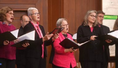 Stimmungsvolle Chorklänge in der Erlöserkirche im Brustkrebsmonat „Pinktober“