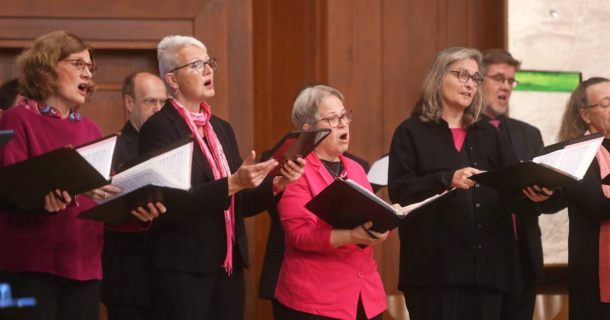 Stimmungsvolle Chorklänge in der Erlöserkirche im Brustkrebsmonat „Pinktober“