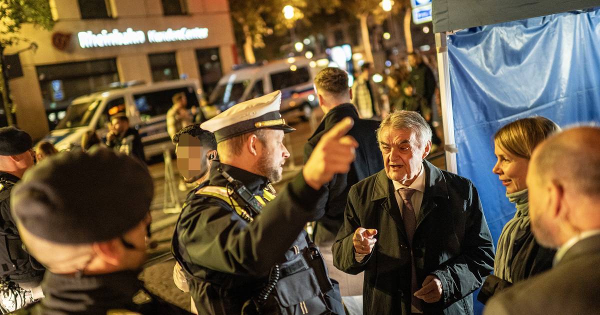 Polizeikontrolle in der Altstadt mit Großaufgebot